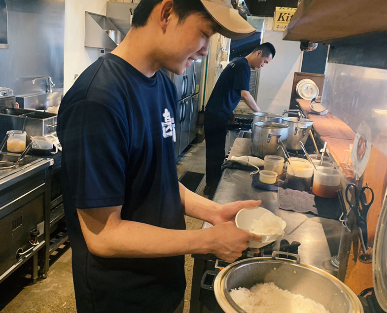 麺屋甚八店内